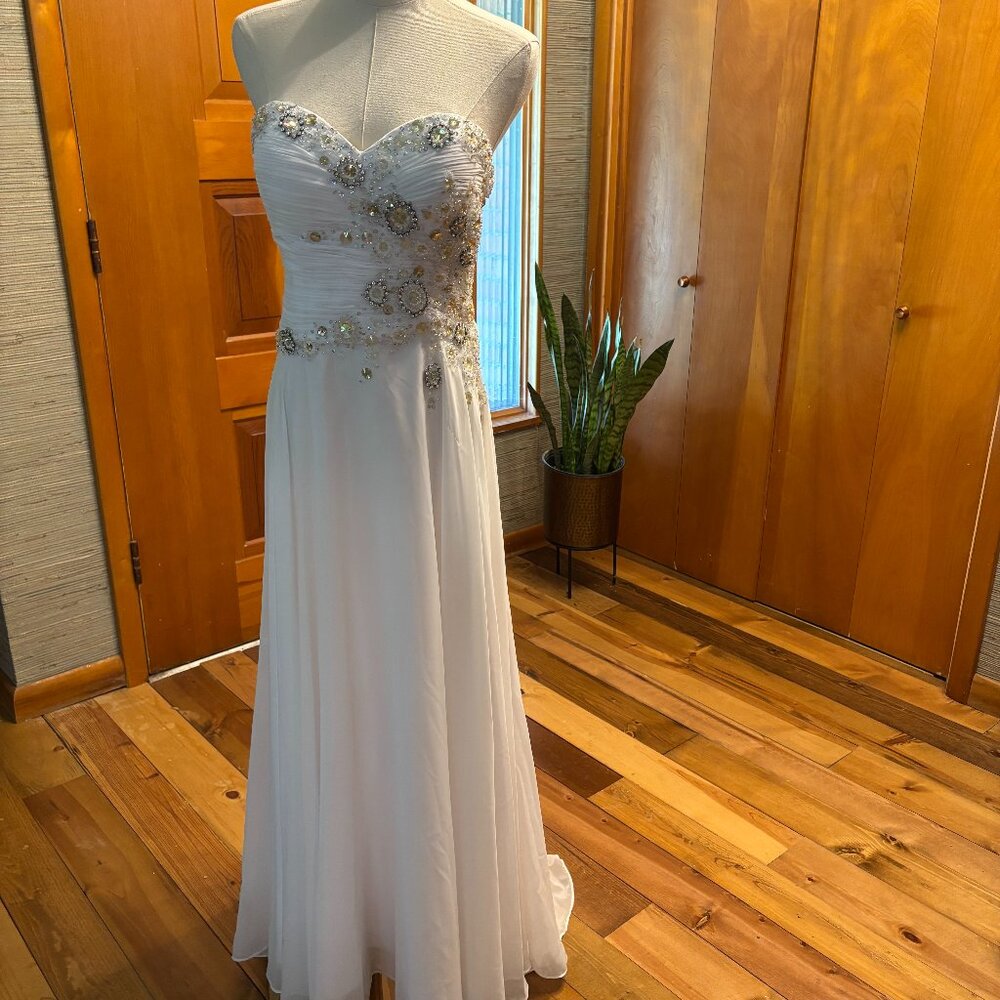 Stunning White Evening Dress Size 6